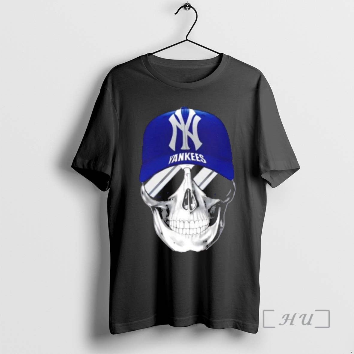 Officials Skull Wearing A Cap New York Yankees And Smiling With Fans Premium T Shirts